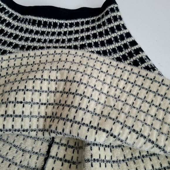 Premise black and beige fuzzy warm skirt. - Picture 5 of 11